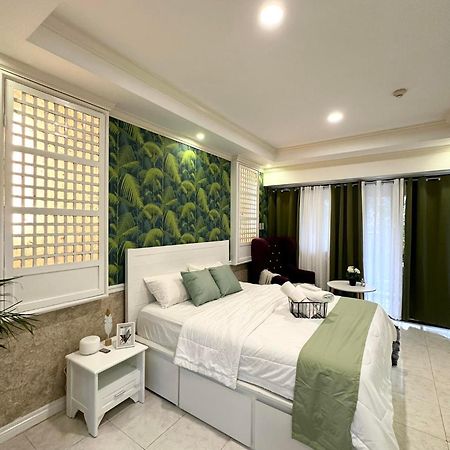 One Bedroom With Balcony By Christine Suites Ph In Greenbelt Radisson Makati City Kültér fotó