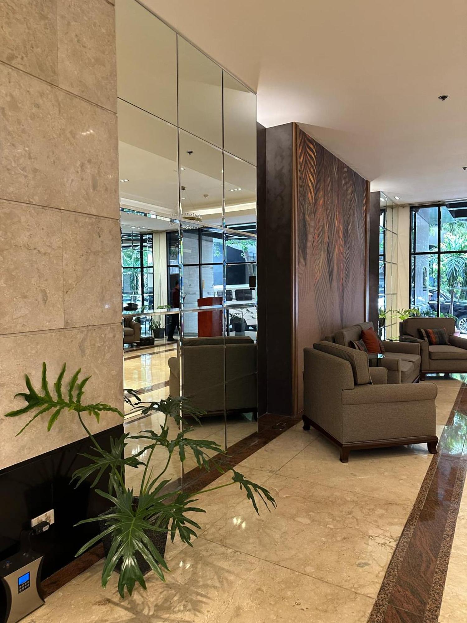 One Bedroom With Balcony By Christine Suites Ph In Greenbelt Radisson Makati City Kültér fotó