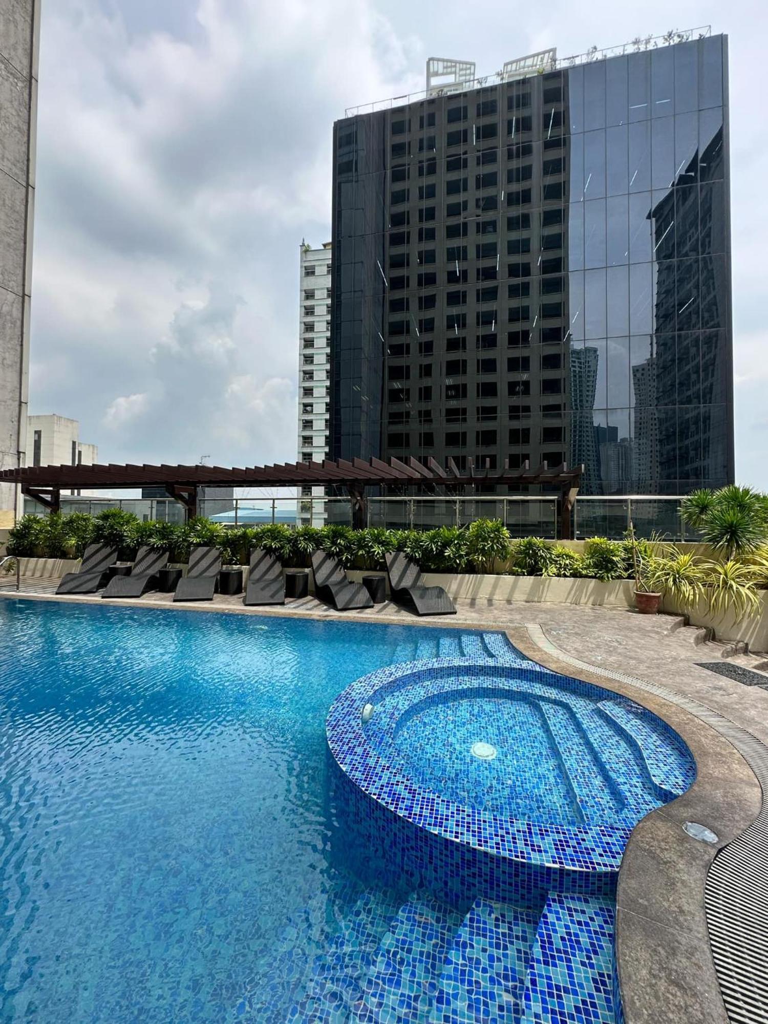 One Bedroom With Balcony By Christine Suites Ph In Greenbelt Radisson Makati City Kültér fotó
