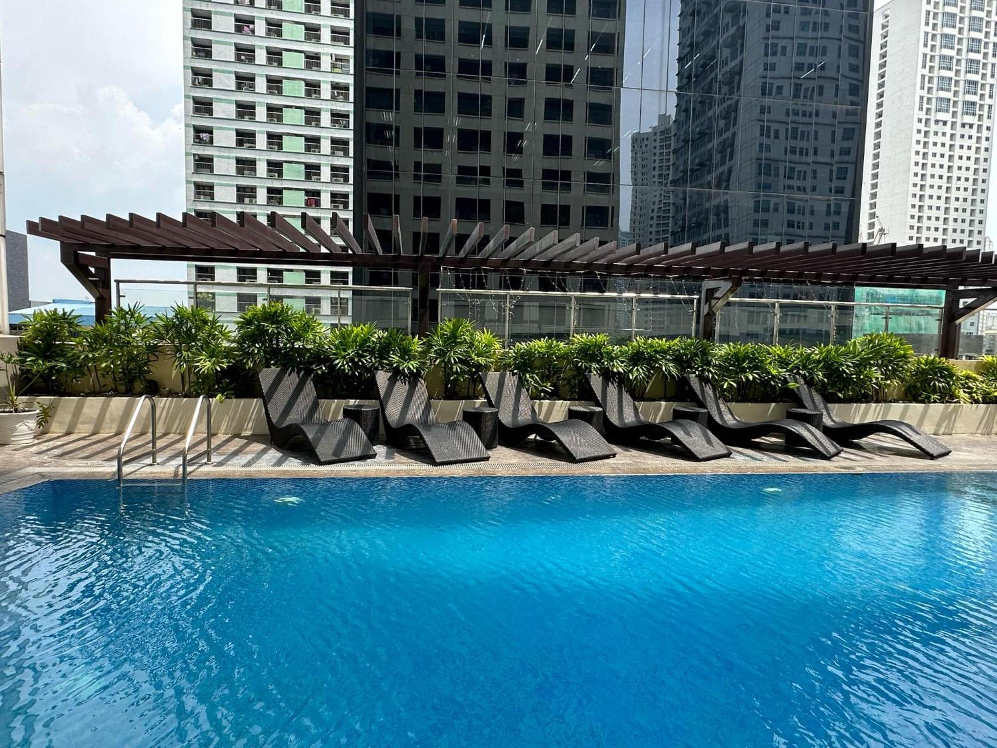 One Bedroom With Balcony By Christine Suites Ph In Greenbelt Radisson Makati City Kültér fotó