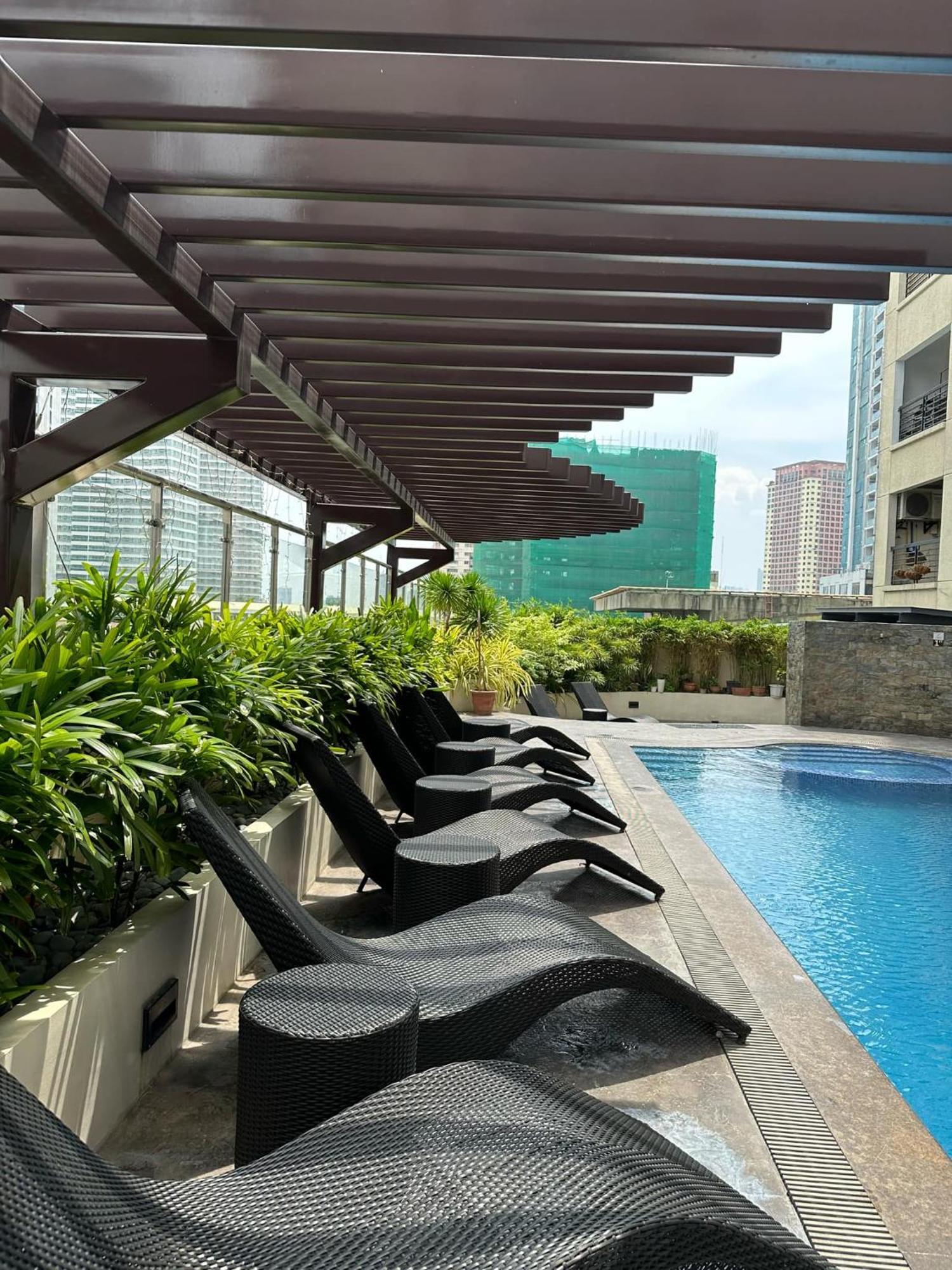 One Bedroom With Balcony By Christine Suites Ph In Greenbelt Radisson Makati City Kültér fotó