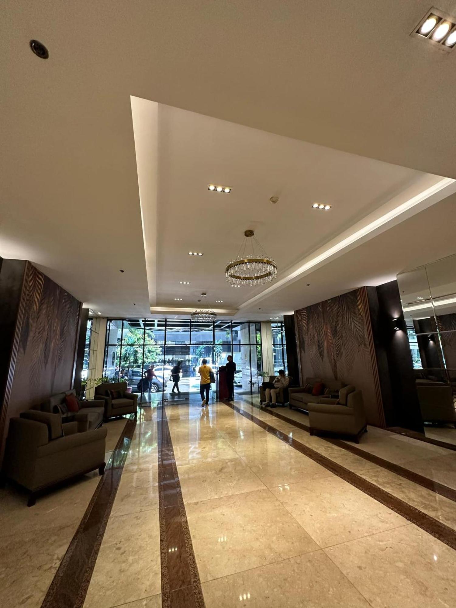 One Bedroom With Balcony By Christine Suites Ph In Greenbelt Radisson Makati City Kültér fotó