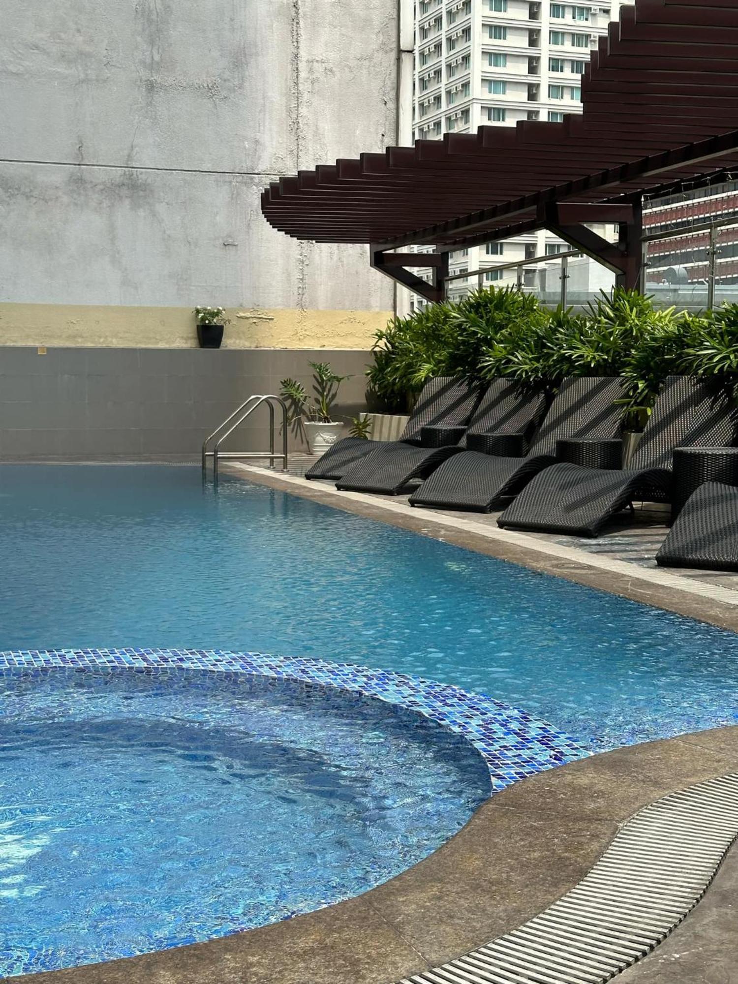 One Bedroom With Balcony By Christine Suites Ph In Greenbelt Radisson Makati City Kültér fotó
