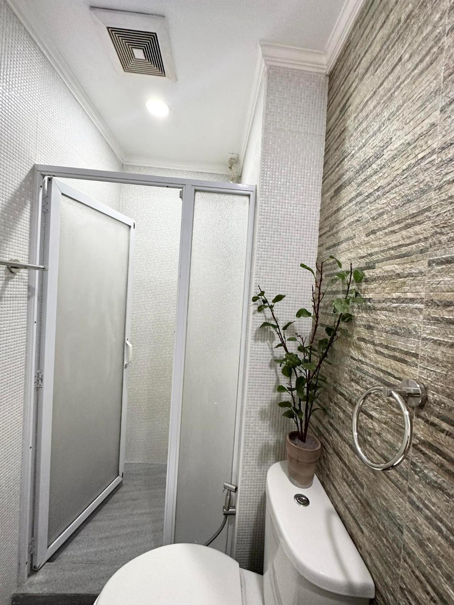 One Bedroom With Balcony By Christine Suites Ph In Greenbelt Radisson Makati City Kültér fotó