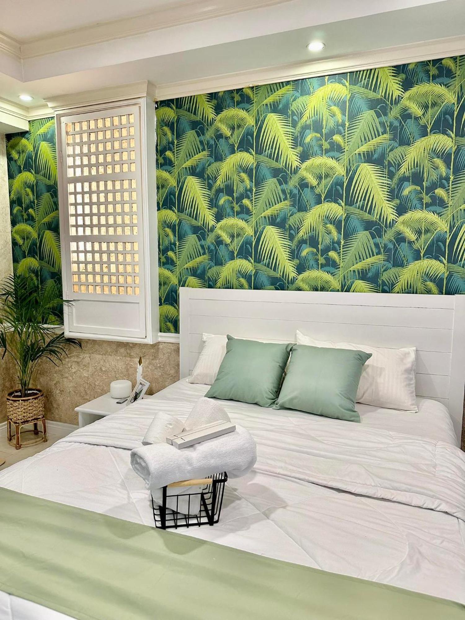 One Bedroom With Balcony By Christine Suites Ph In Greenbelt Radisson Makati City Kültér fotó