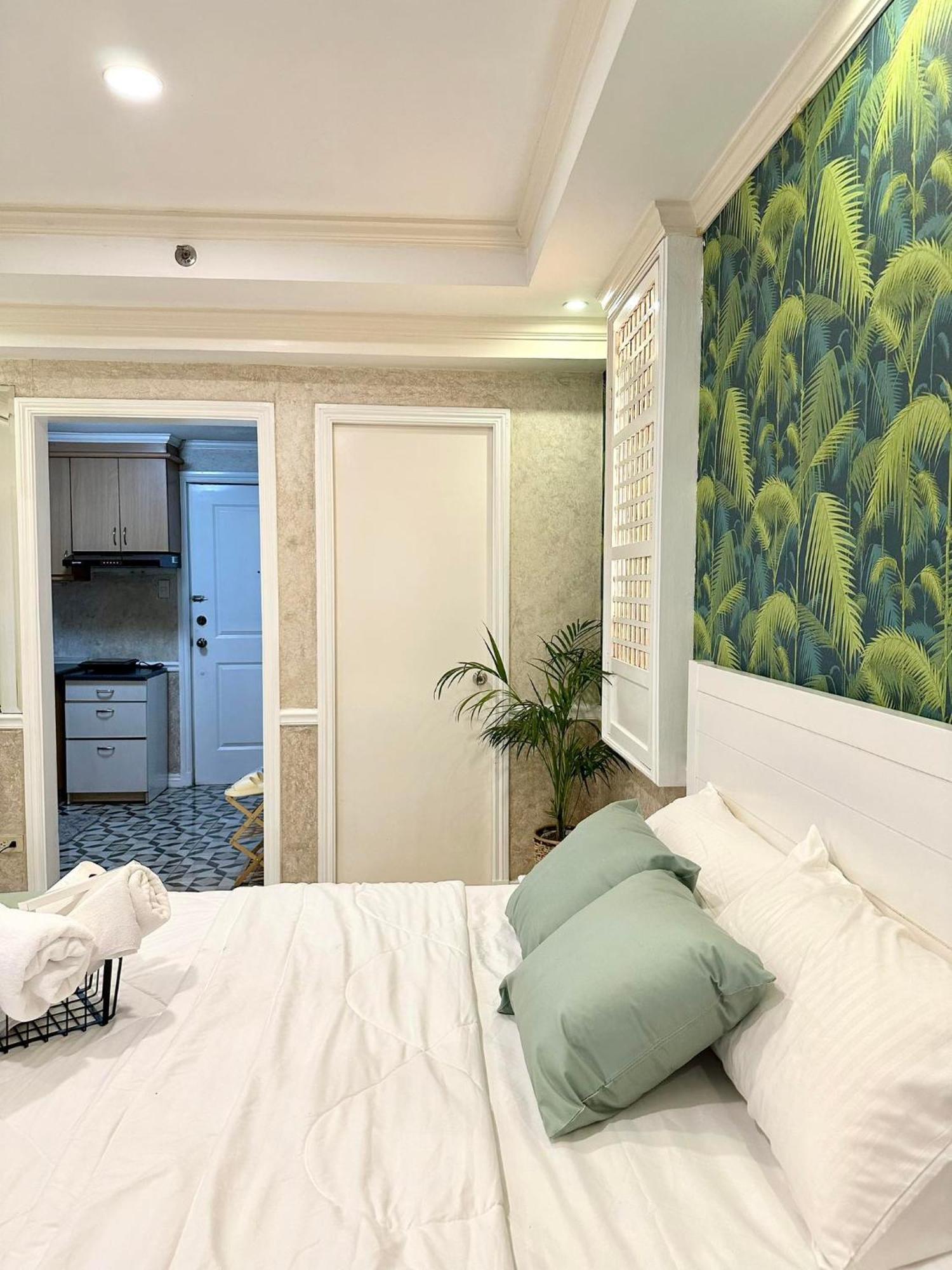 One Bedroom With Balcony By Christine Suites Ph In Greenbelt Radisson Makati City Kültér fotó