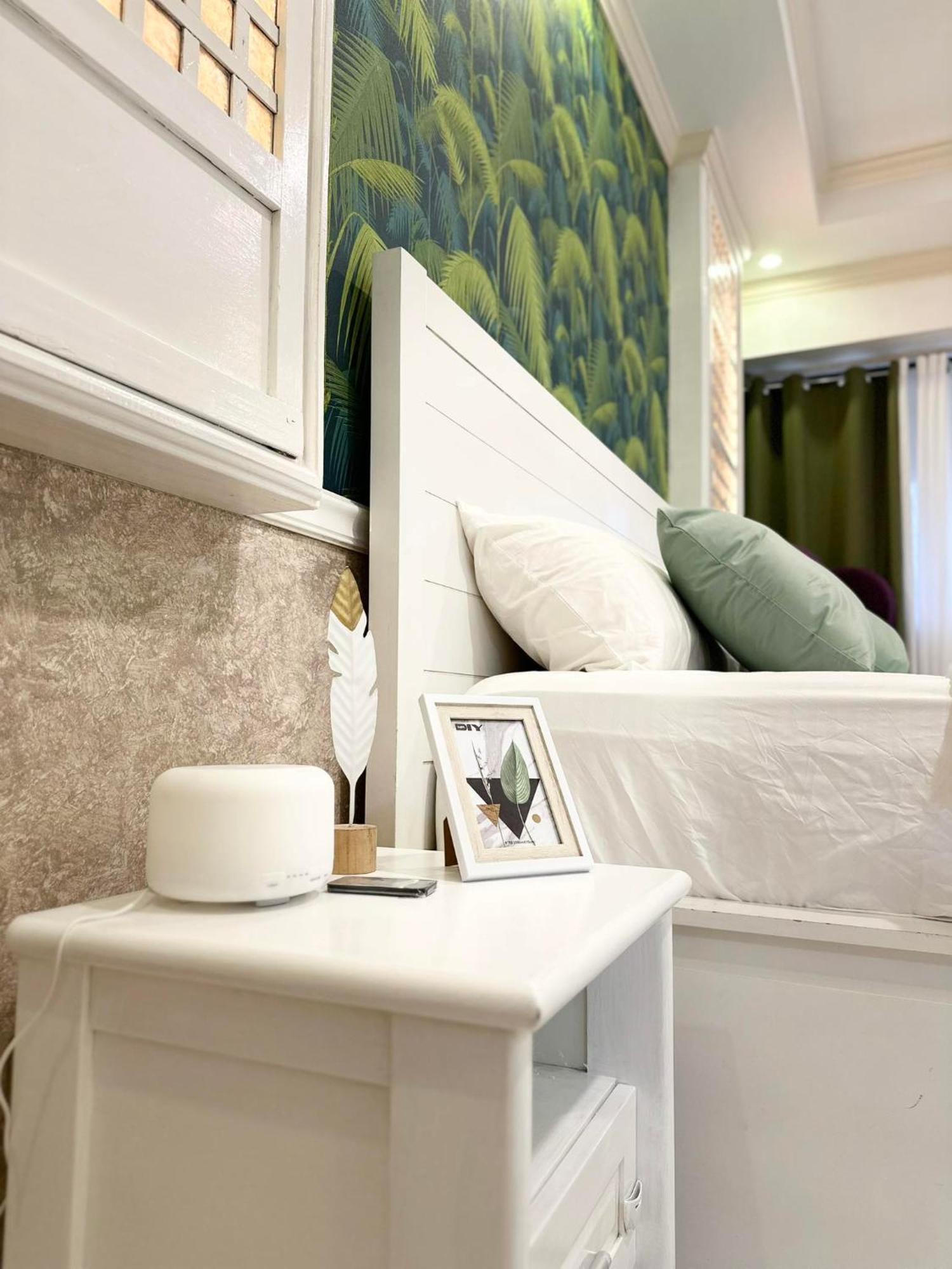 One Bedroom With Balcony By Christine Suites Ph In Greenbelt Radisson Makati City Kültér fotó