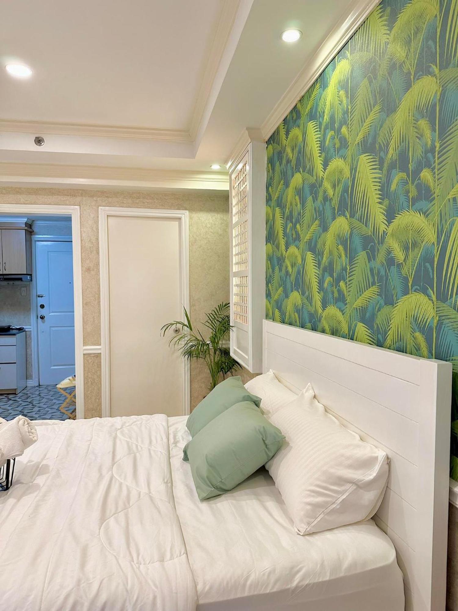 One Bedroom With Balcony By Christine Suites Ph In Greenbelt Radisson Makati City Kültér fotó