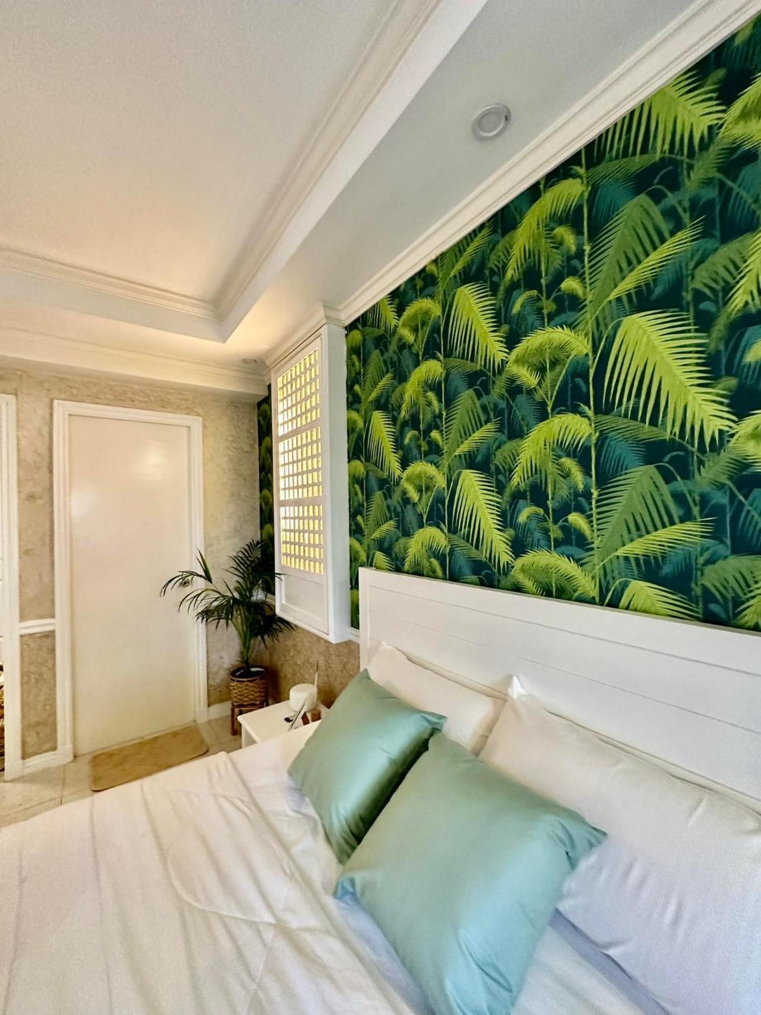 One Bedroom With Balcony By Christine Suites Ph In Greenbelt Radisson Makati City Kültér fotó
