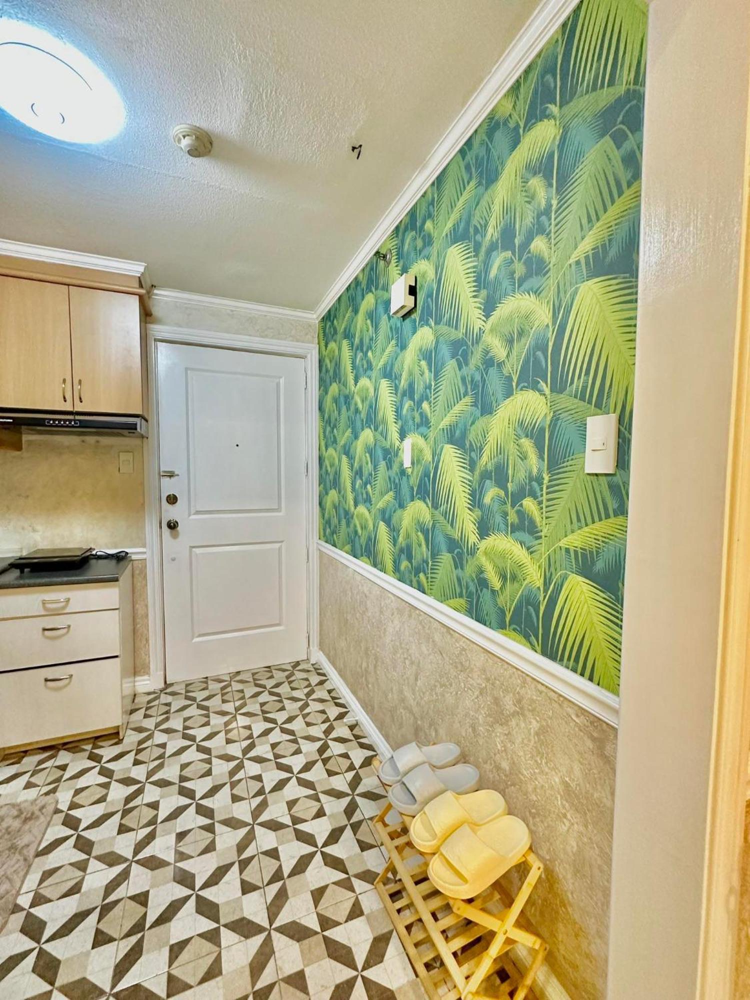 One Bedroom With Balcony By Christine Suites Ph In Greenbelt Radisson Makati City Kültér fotó