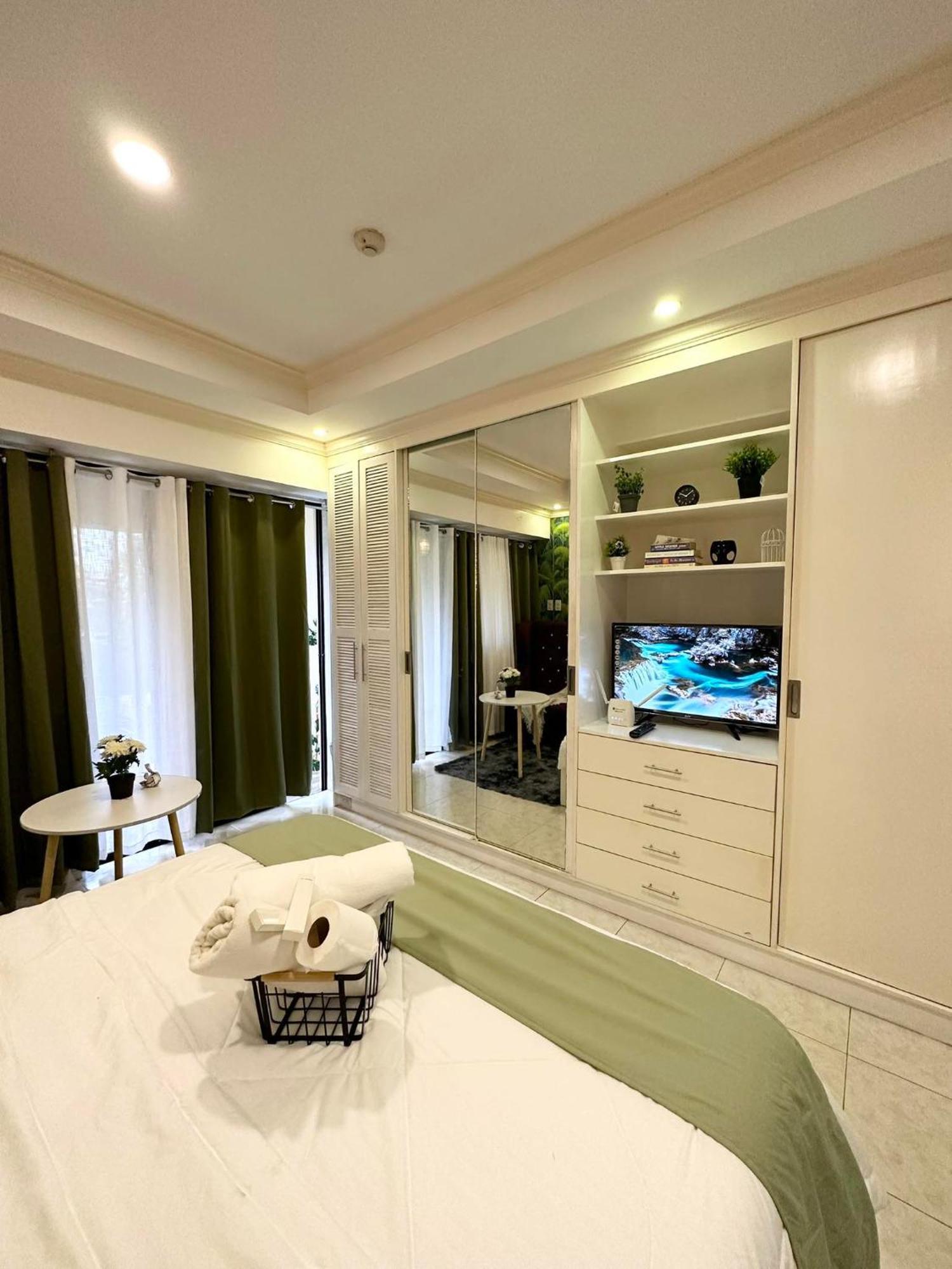 One Bedroom With Balcony By Christine Suites Ph In Greenbelt Radisson Makati City Kültér fotó
