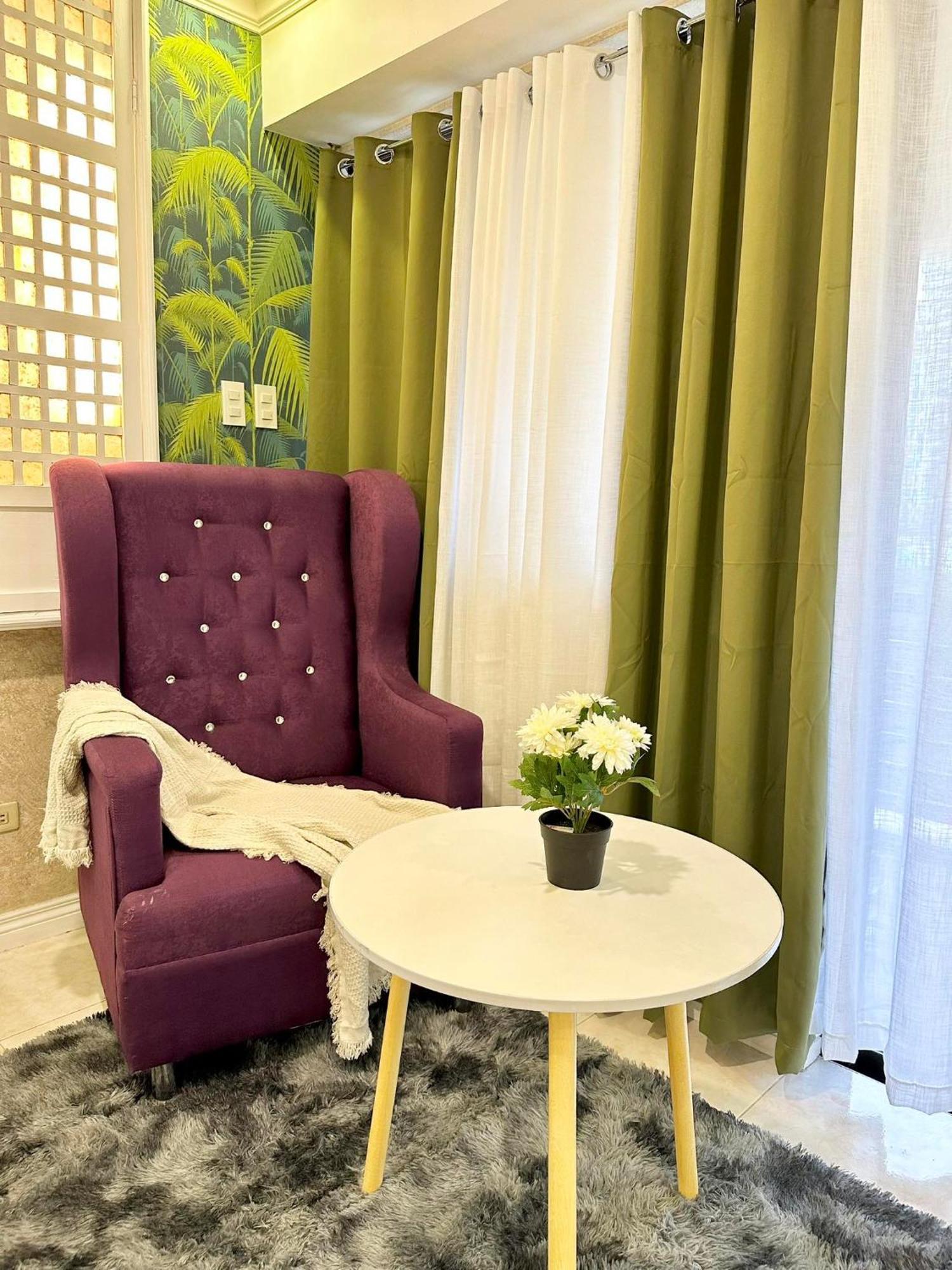 One Bedroom With Balcony By Christine Suites Ph In Greenbelt Radisson Makati City Kültér fotó