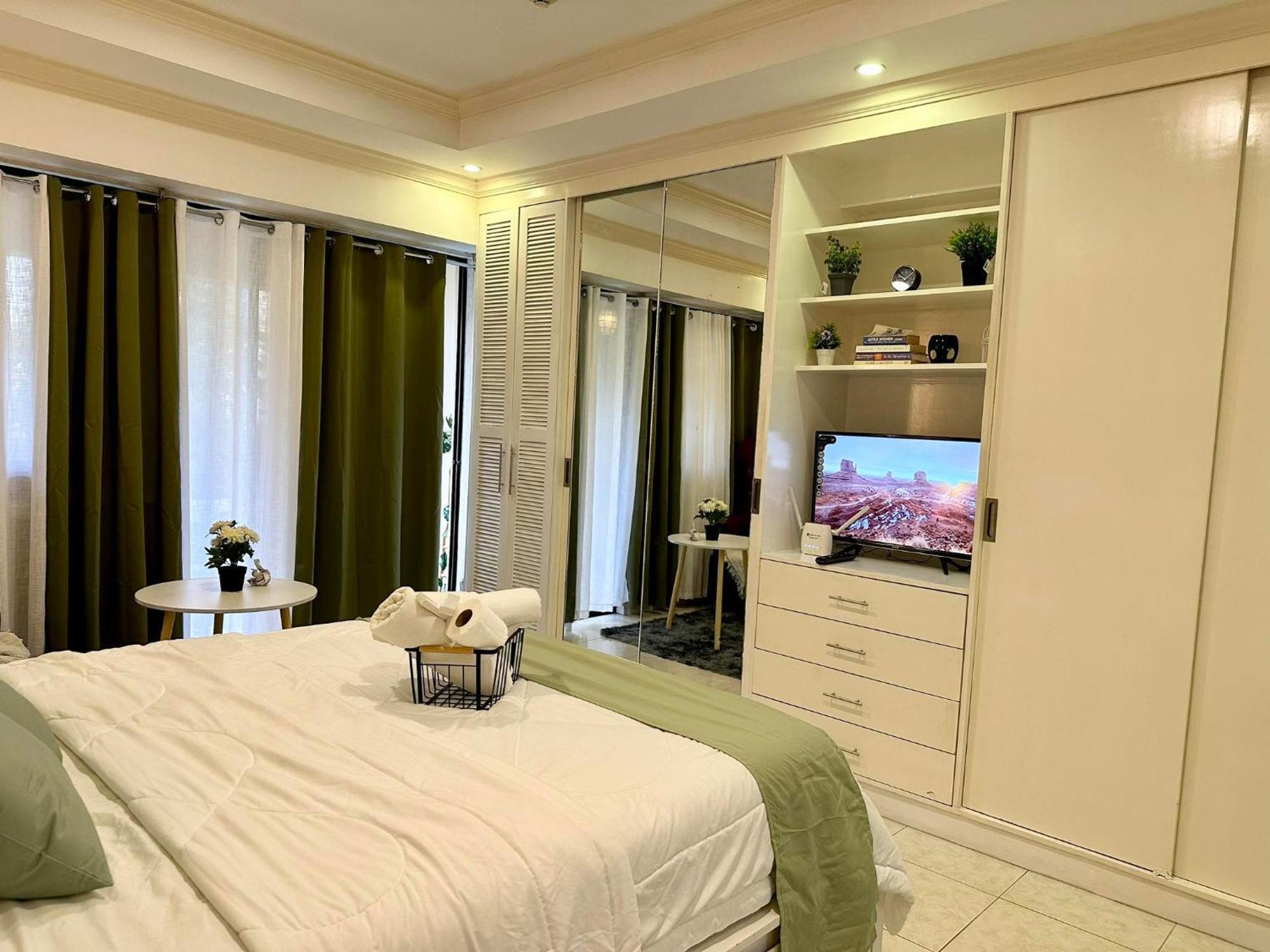 One Bedroom With Balcony By Christine Suites Ph In Greenbelt Radisson Makati City Kültér fotó