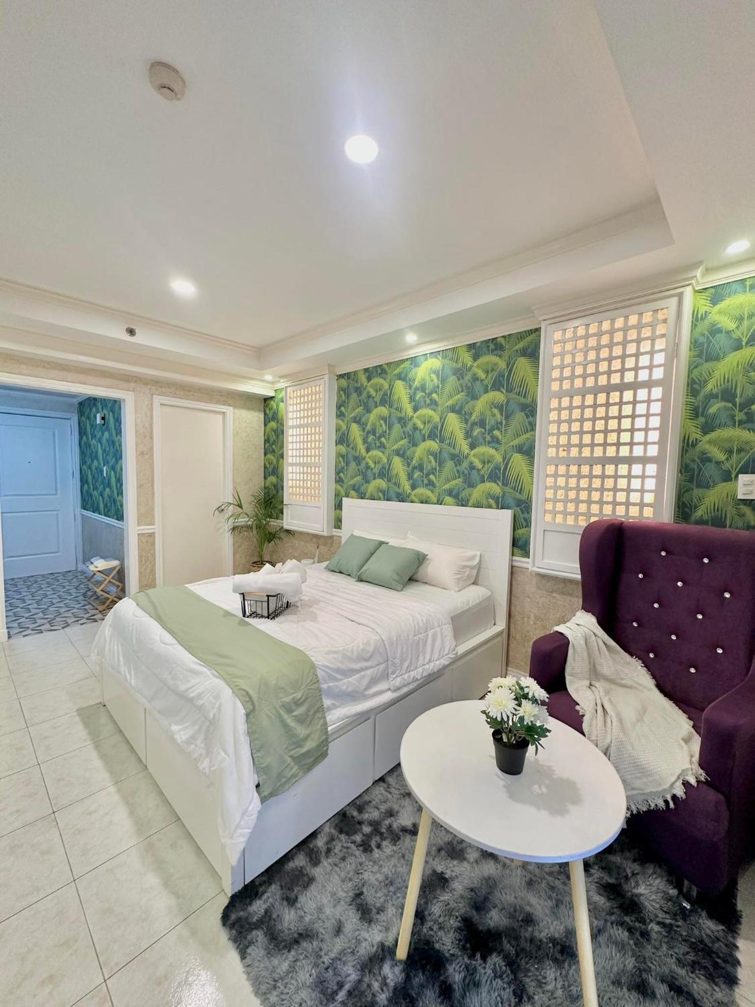 One Bedroom With Balcony By Christine Suites Ph In Greenbelt Radisson Makati City Kültér fotó