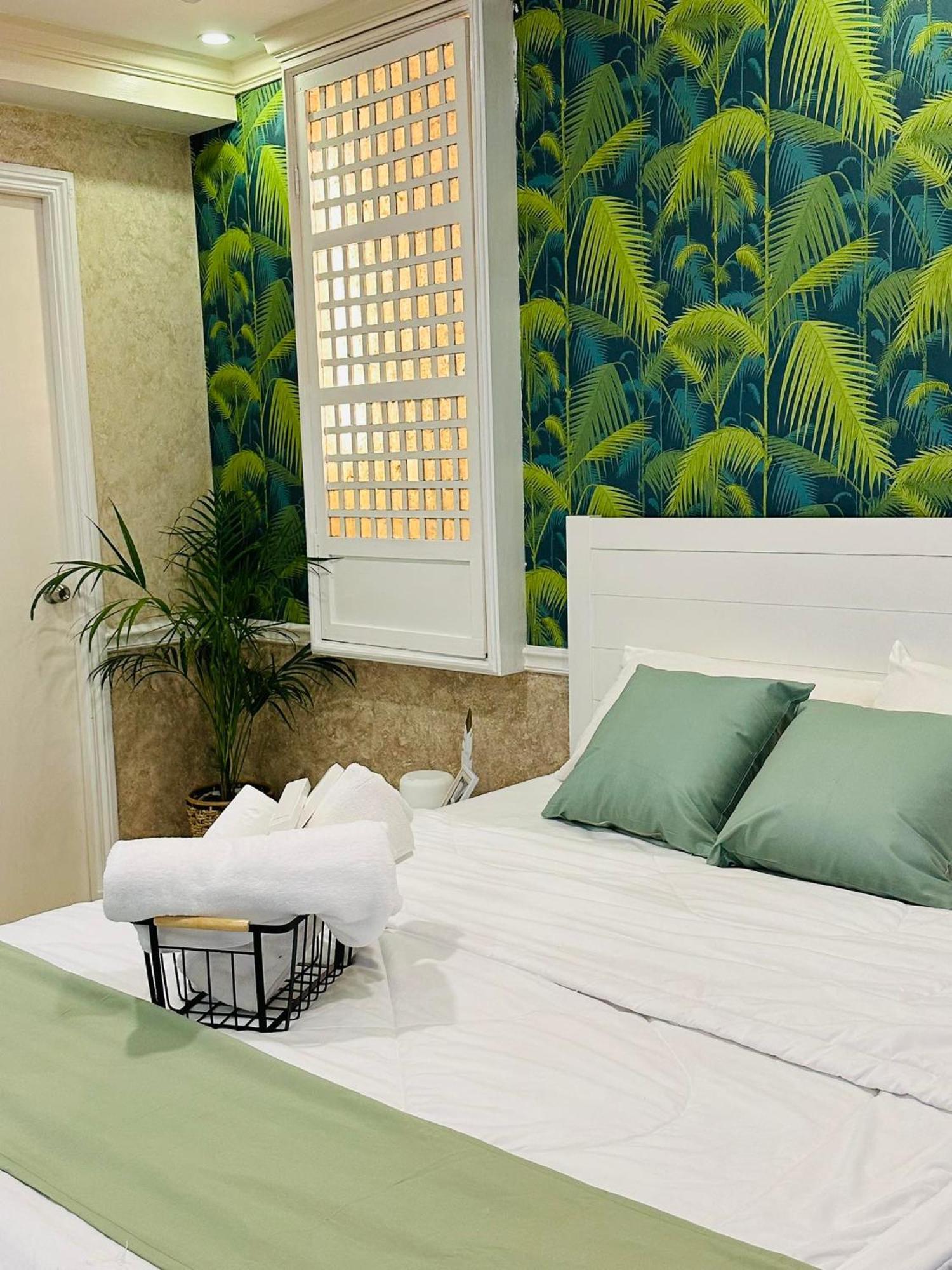 One Bedroom With Balcony By Christine Suites Ph In Greenbelt Radisson Makati City Kültér fotó