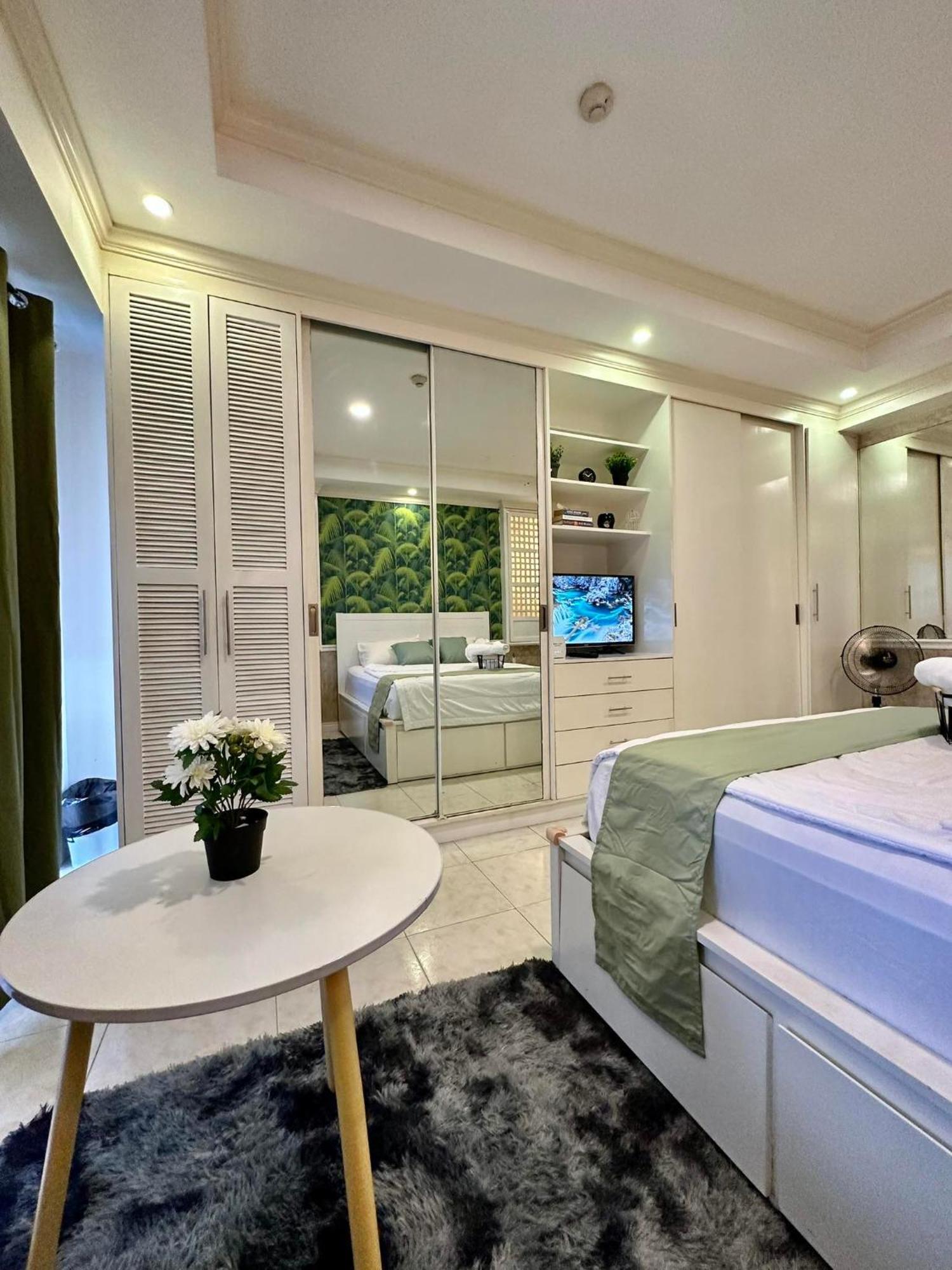 One Bedroom With Balcony By Christine Suites Ph In Greenbelt Radisson Makati City Kültér fotó