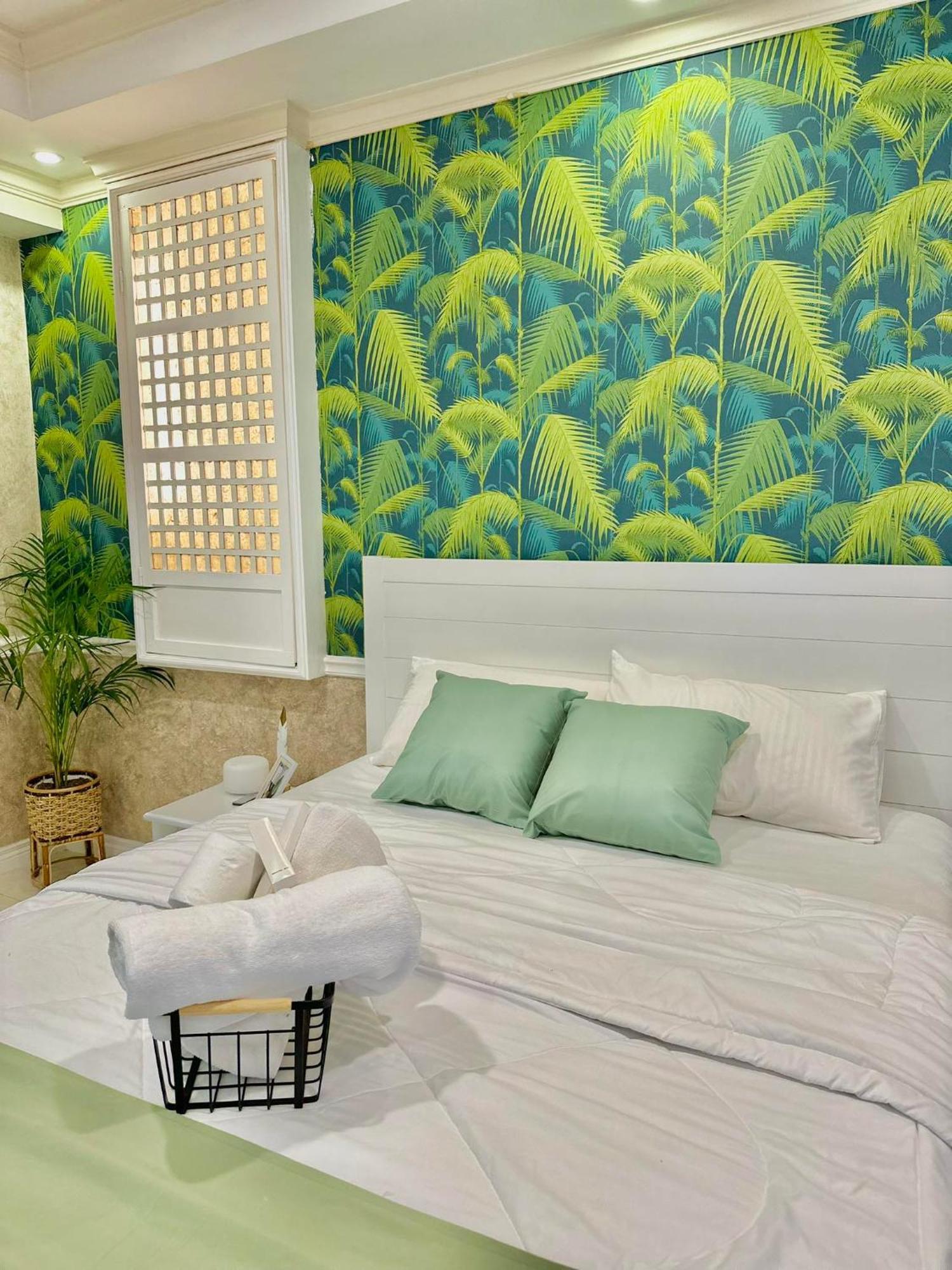 One Bedroom With Balcony By Christine Suites Ph In Greenbelt Radisson Makati City Kültér fotó
