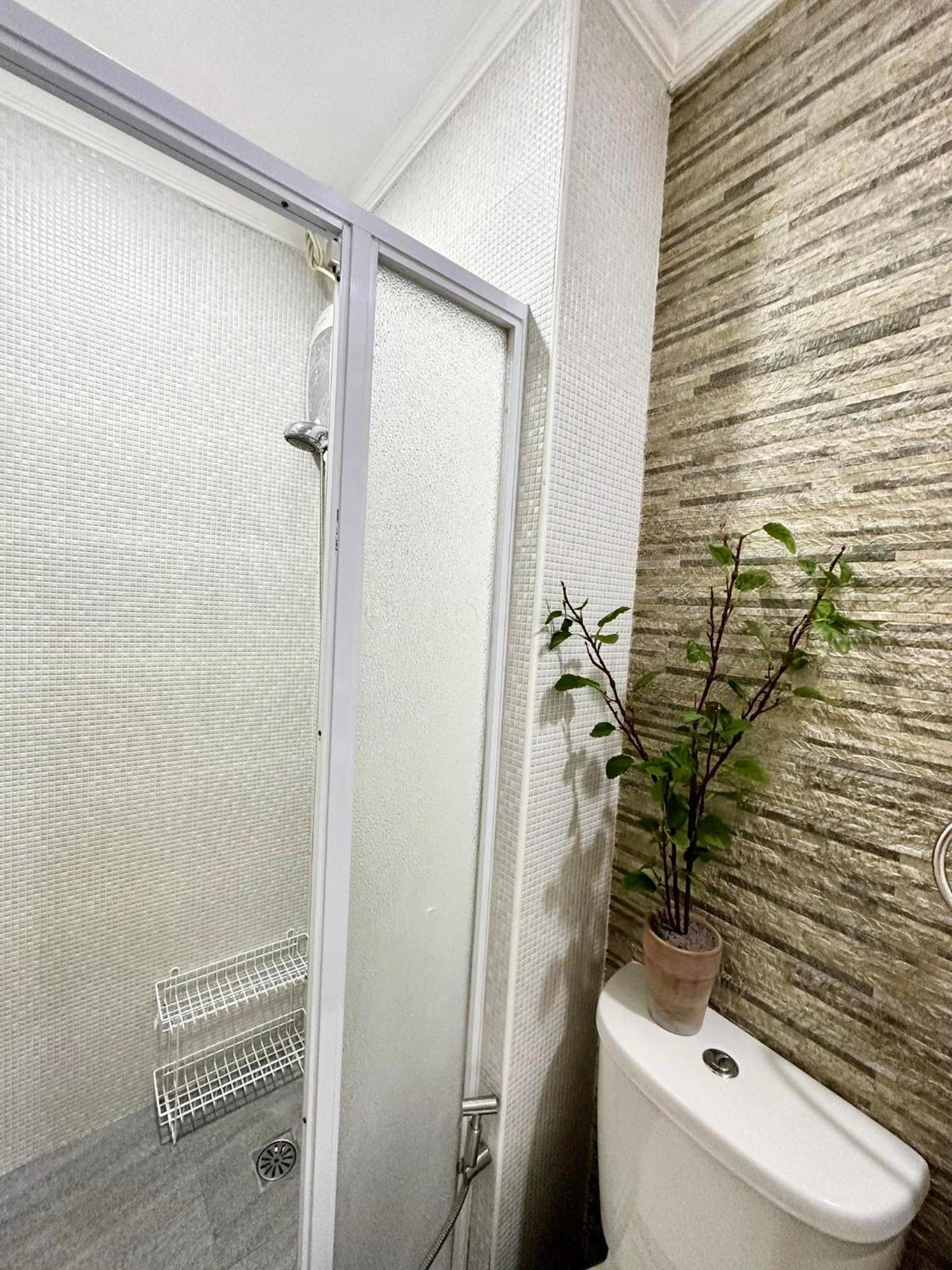 One Bedroom With Balcony By Christine Suites Ph In Greenbelt Radisson Makati City Kültér fotó
