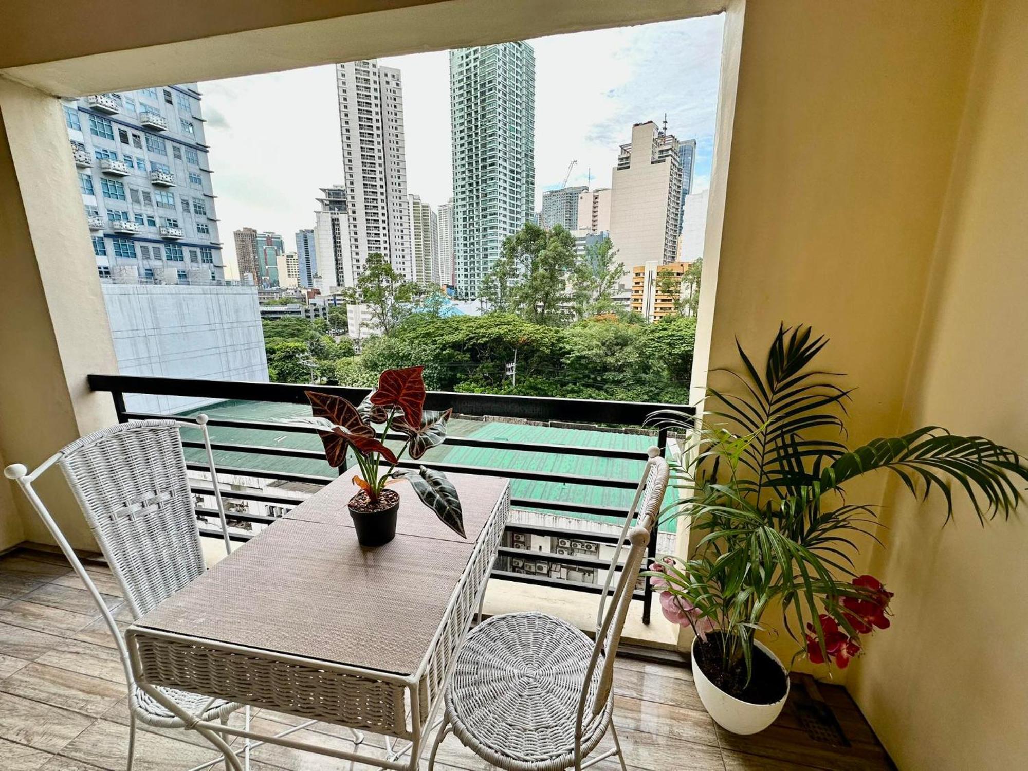 One Bedroom With Balcony By Christine Suites Ph In Greenbelt Radisson Makati City Kültér fotó