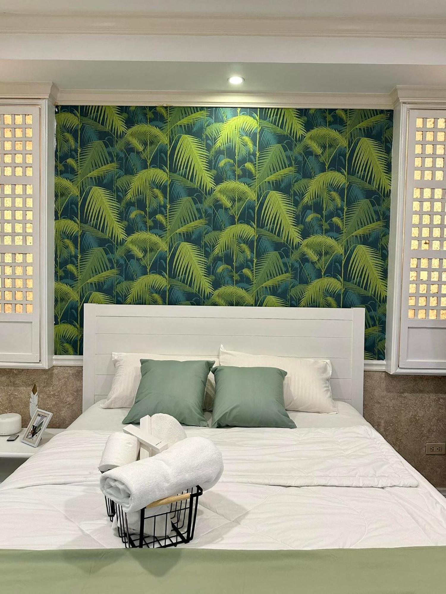 One Bedroom With Balcony By Christine Suites Ph In Greenbelt Radisson Makati City Kültér fotó