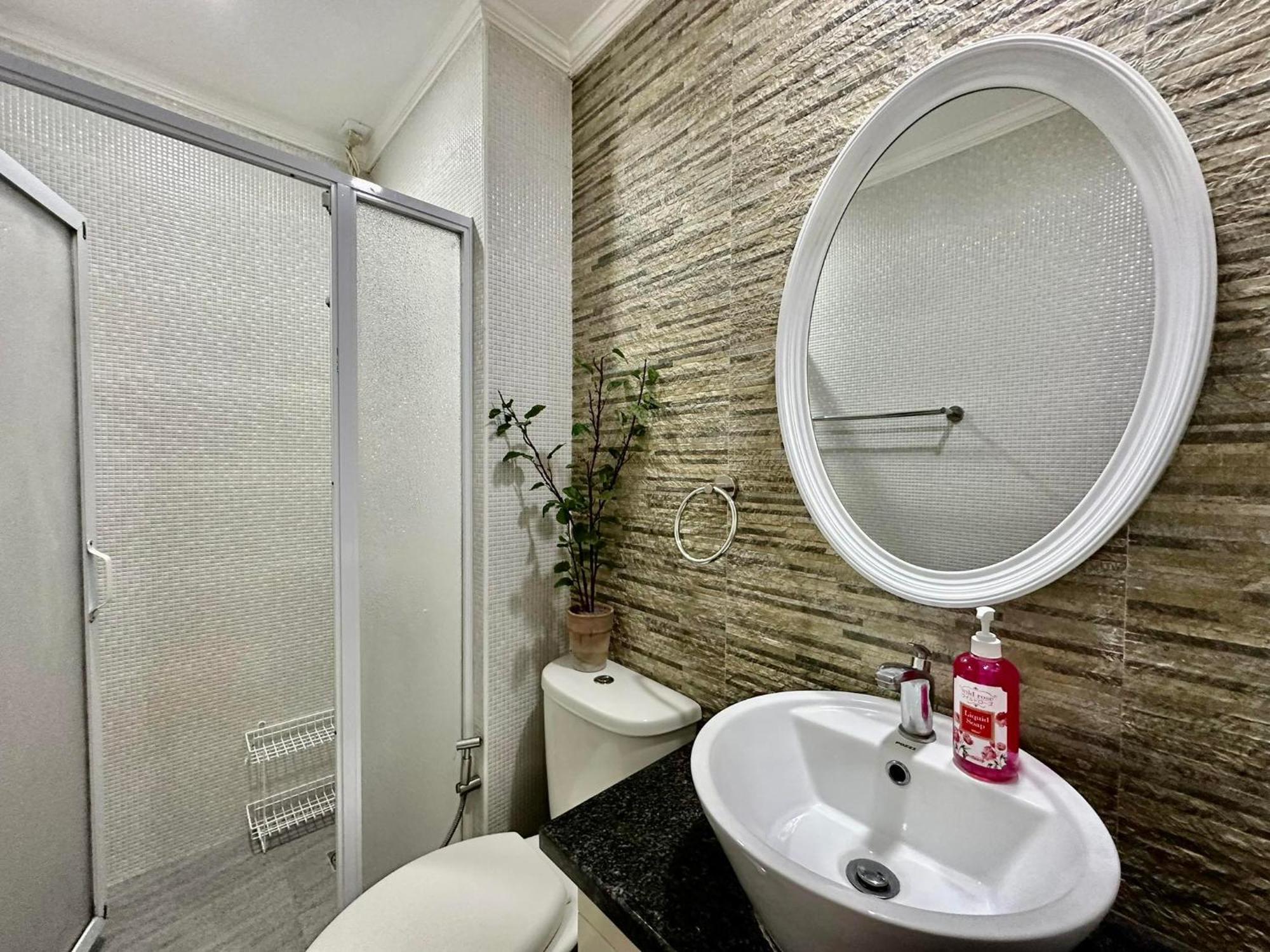 One Bedroom With Balcony By Christine Suites Ph In Greenbelt Radisson Makati City Kültér fotó