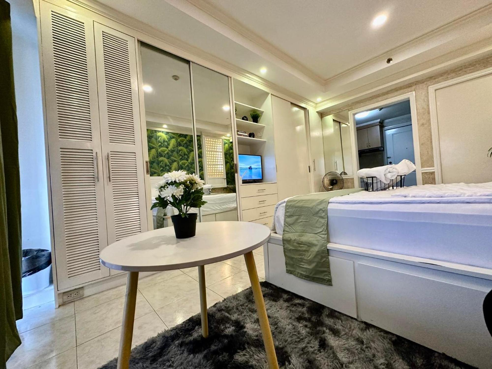 One Bedroom With Balcony By Christine Suites Ph In Greenbelt Radisson Makati City Kültér fotó