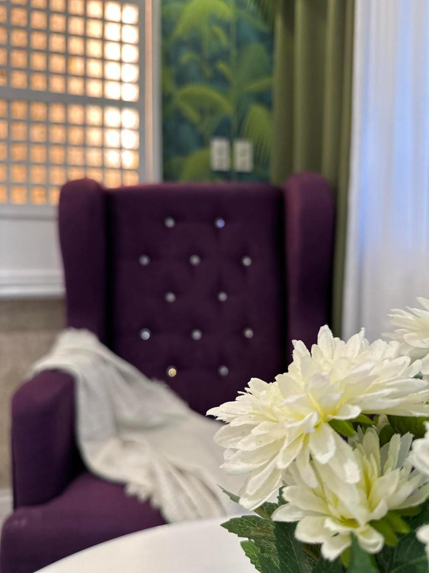 One Bedroom With Balcony By Christine Suites Ph In Greenbelt Radisson Makati City Kültér fotó