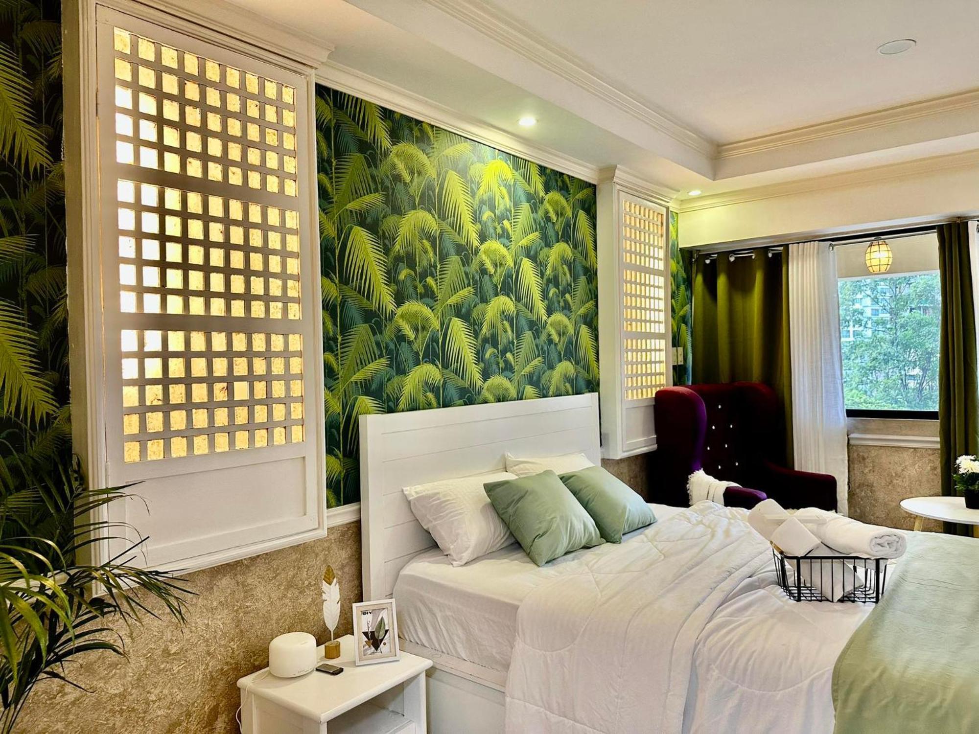 One Bedroom With Balcony By Christine Suites Ph In Greenbelt Radisson Makati City Kültér fotó