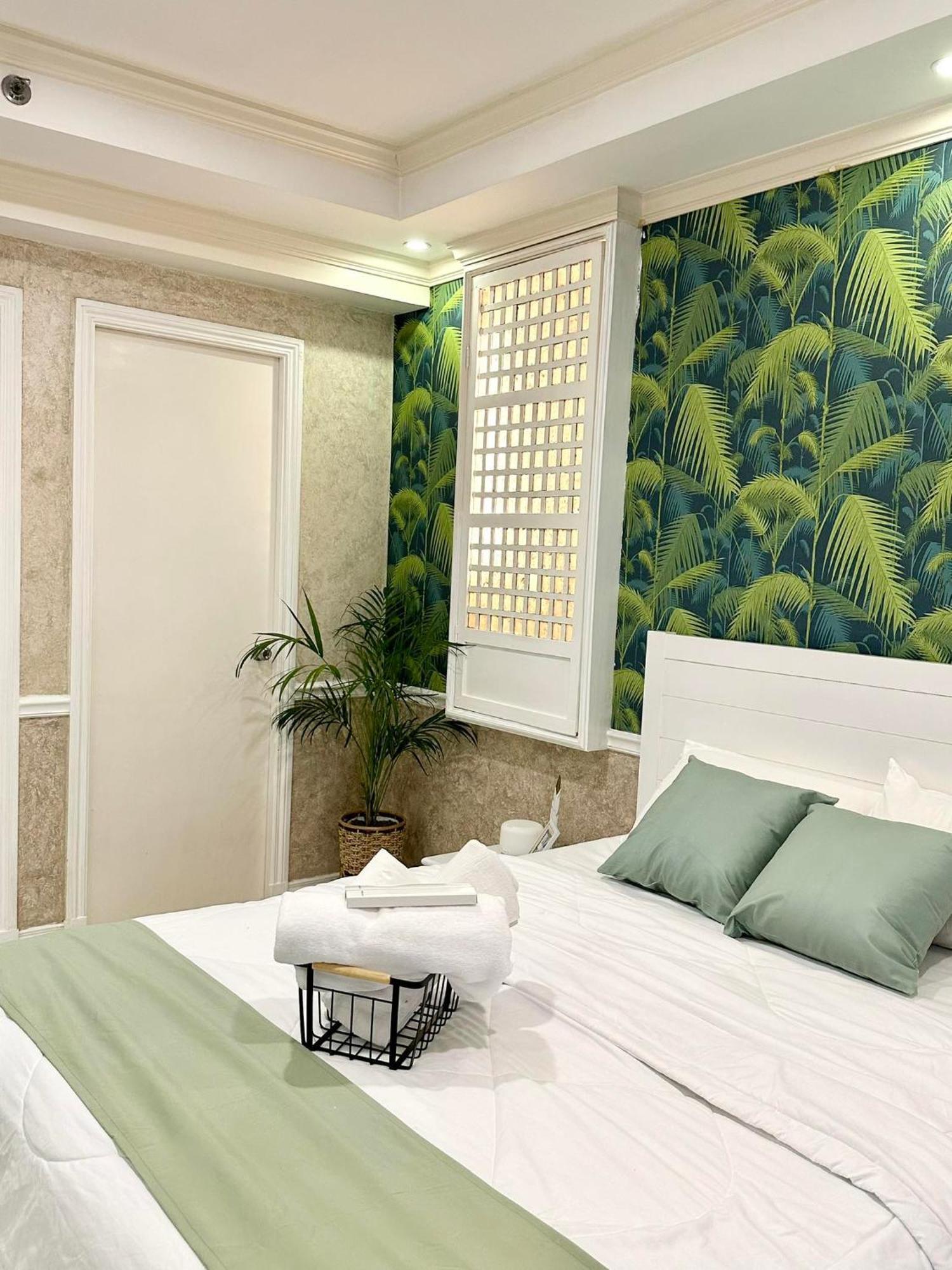 One Bedroom With Balcony By Christine Suites Ph In Greenbelt Radisson Makati City Kültér fotó