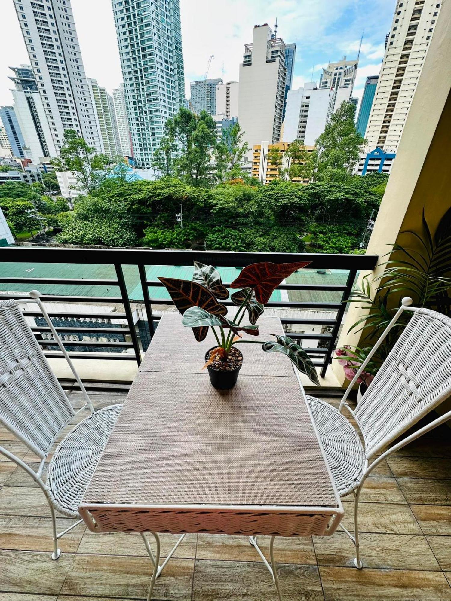 One Bedroom With Balcony By Christine Suites Ph In Greenbelt Radisson Makati City Kültér fotó