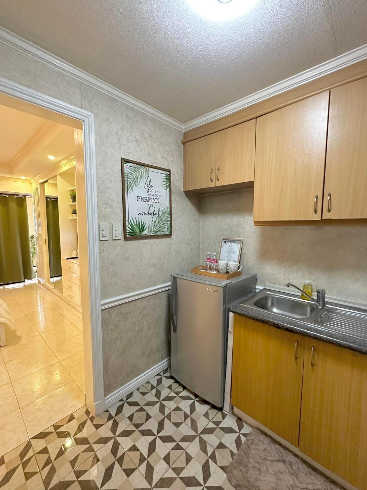 One Bedroom With Balcony By Christine Suites Ph In Greenbelt Radisson Makati City Kültér fotó