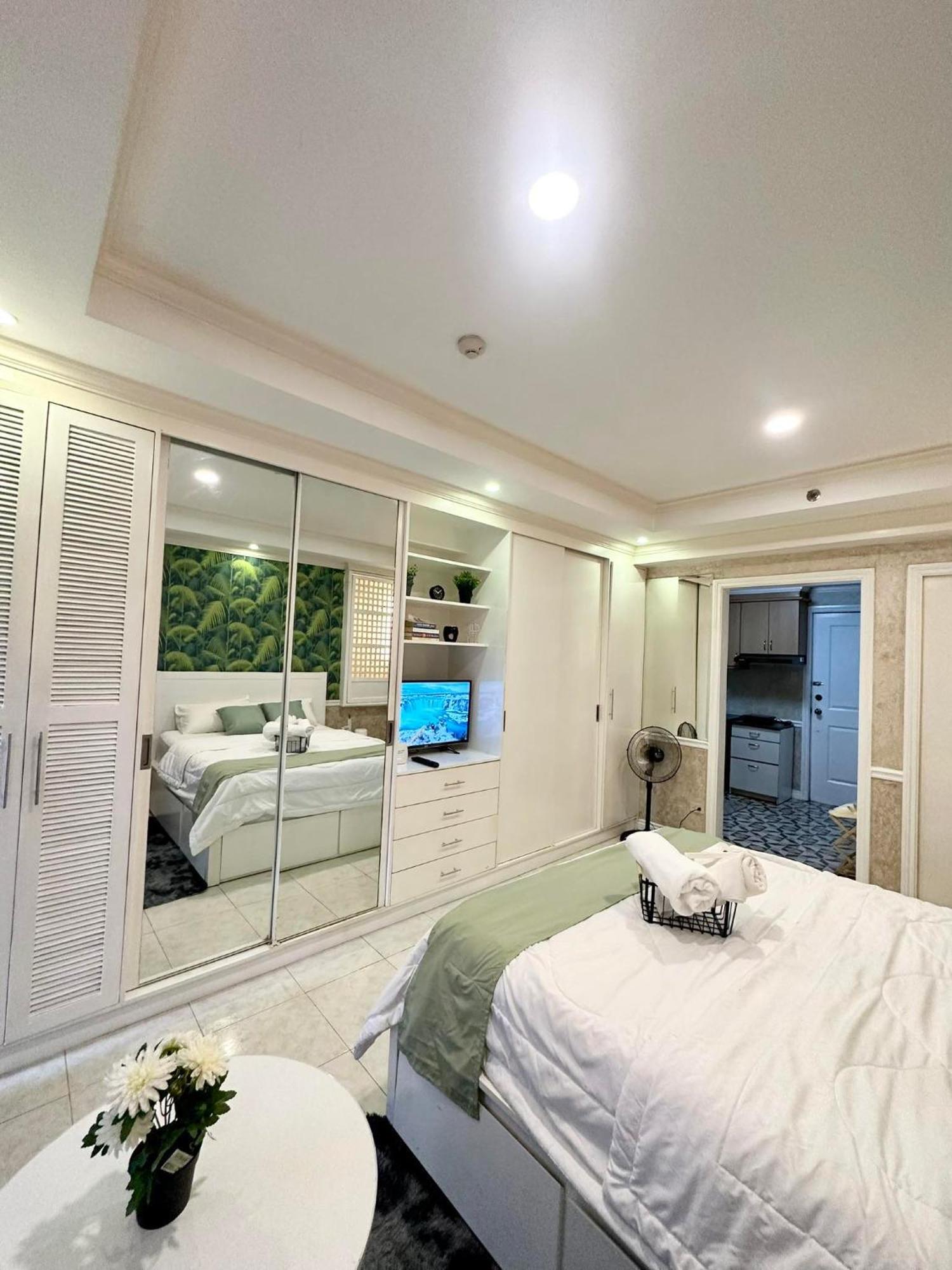 One Bedroom With Balcony By Christine Suites Ph In Greenbelt Radisson Makati City Kültér fotó
