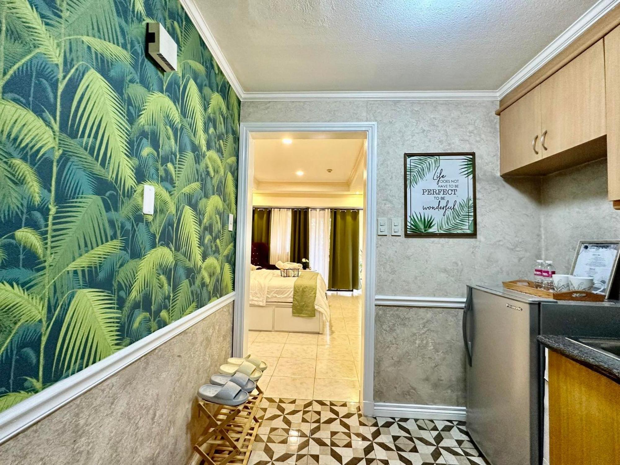 One Bedroom With Balcony By Christine Suites Ph In Greenbelt Radisson Makati City Kültér fotó