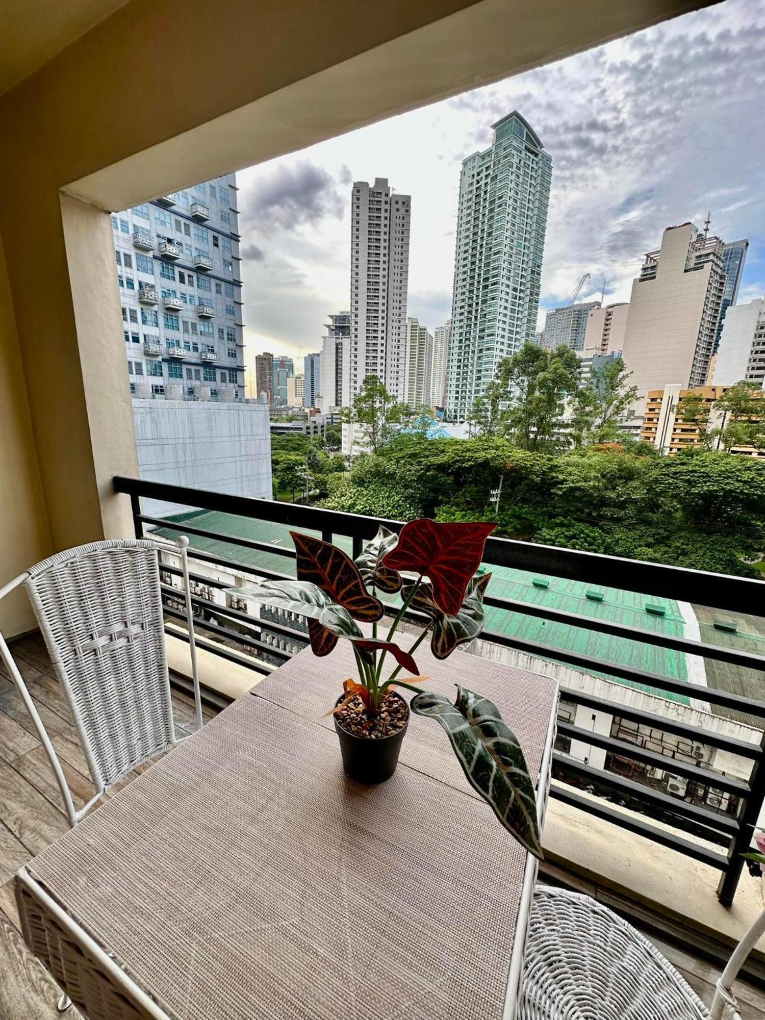 One Bedroom With Balcony By Christine Suites Ph In Greenbelt Radisson Makati City Kültér fotó