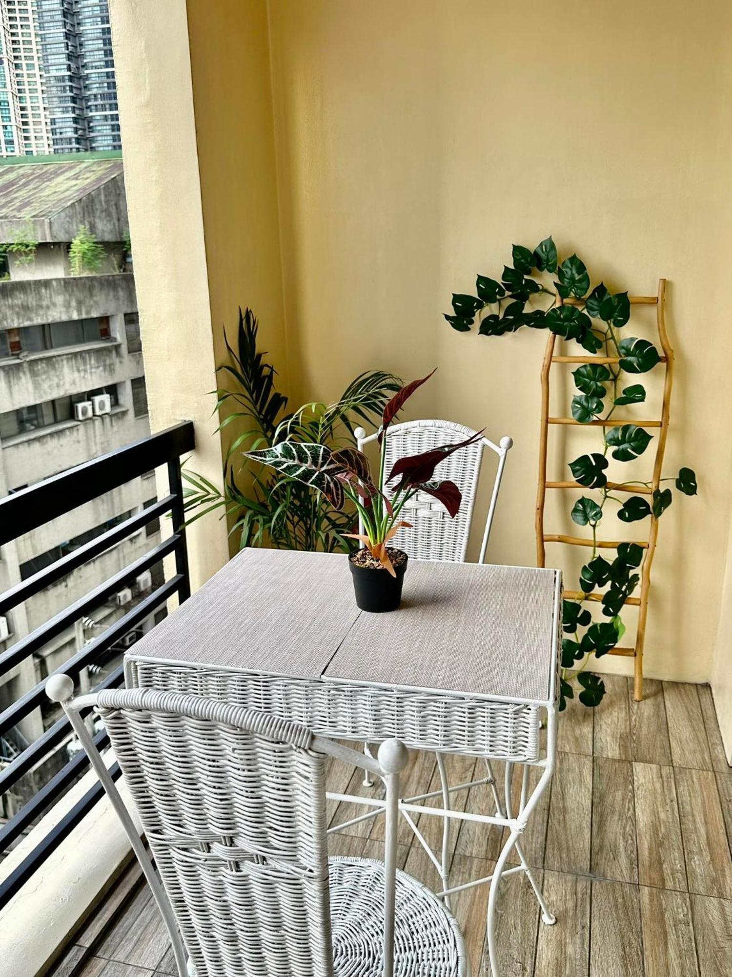 One Bedroom With Balcony By Christine Suites Ph In Greenbelt Radisson Makati City Kültér fotó