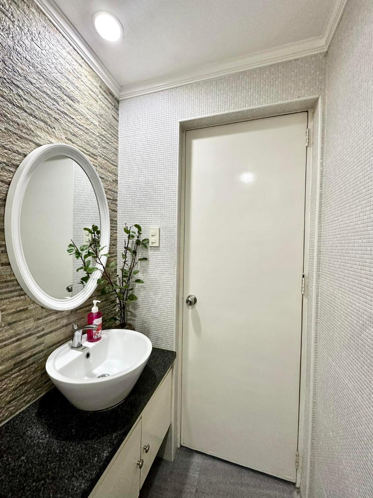 One Bedroom With Balcony By Christine Suites Ph In Greenbelt Radisson Makati City Kültér fotó