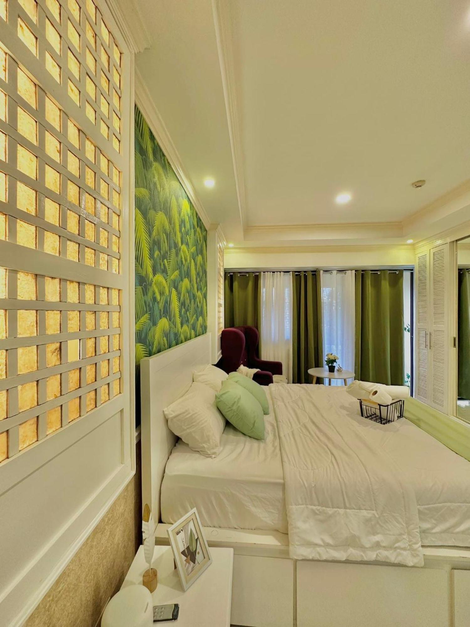 One Bedroom With Balcony By Christine Suites Ph In Greenbelt Radisson Makati City Kültér fotó
