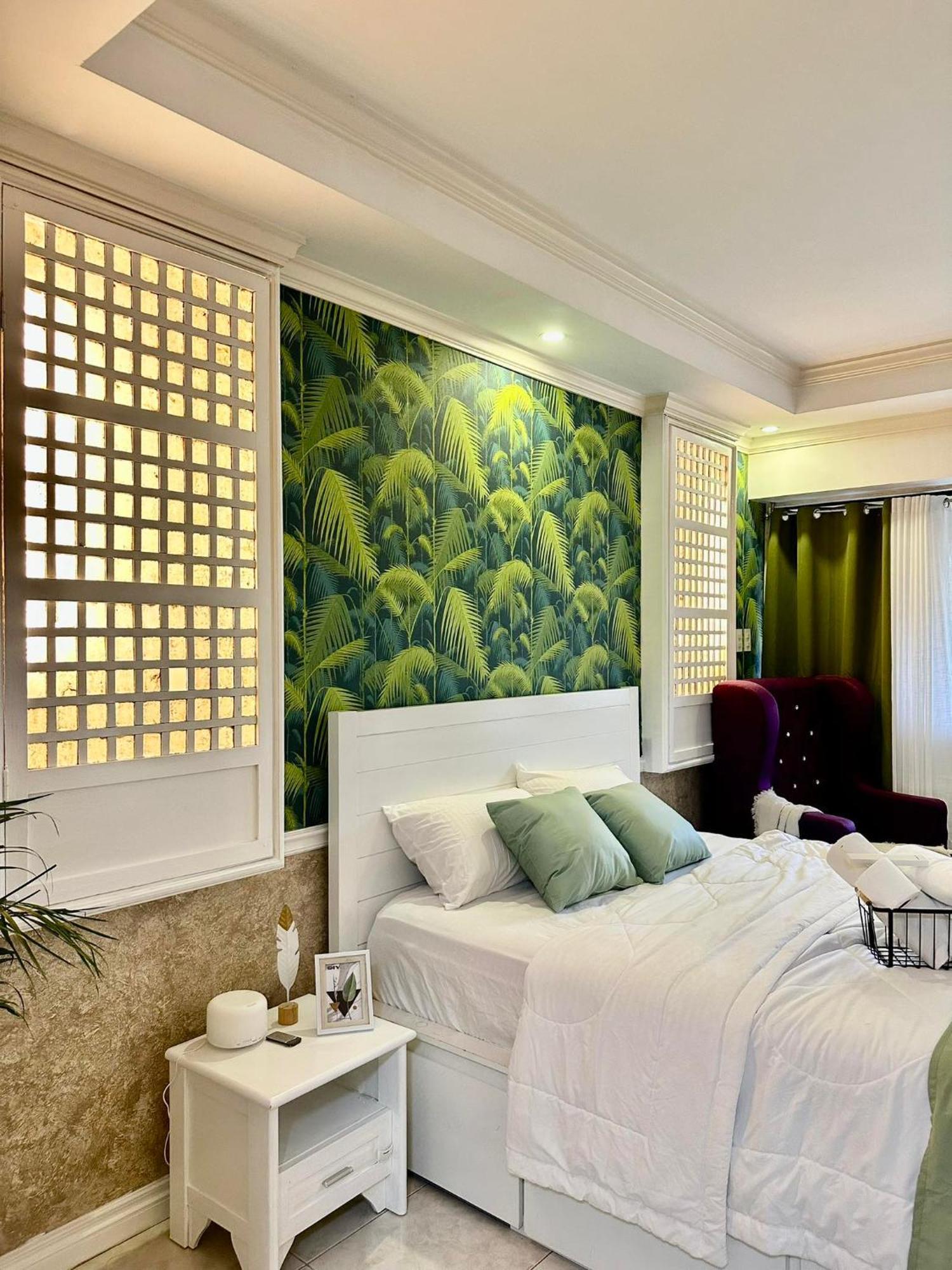 One Bedroom With Balcony By Christine Suites Ph In Greenbelt Radisson Makati City Kültér fotó