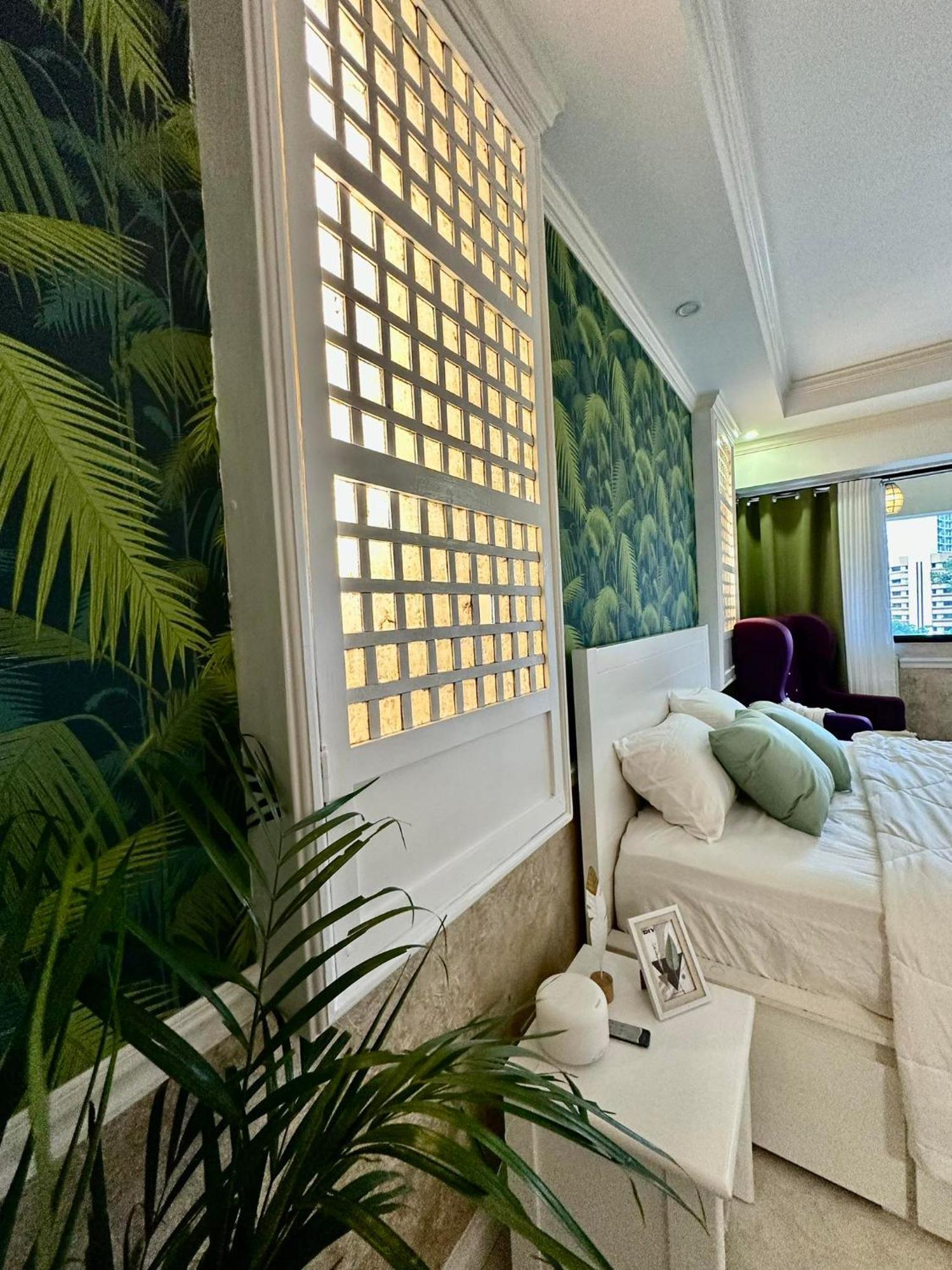 One Bedroom With Balcony By Christine Suites Ph In Greenbelt Radisson Makati City Kültér fotó